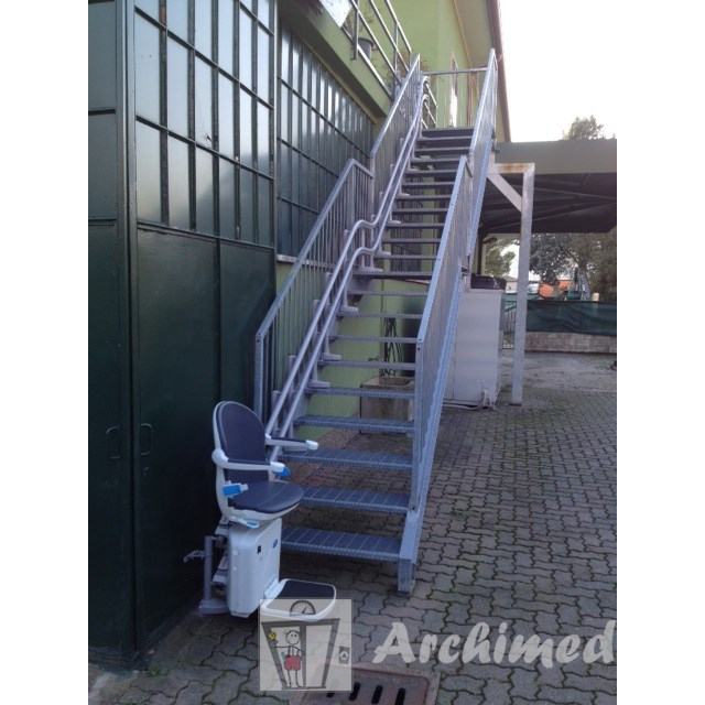 Saliscale a Camaiore su gradini esterni senza alzata
